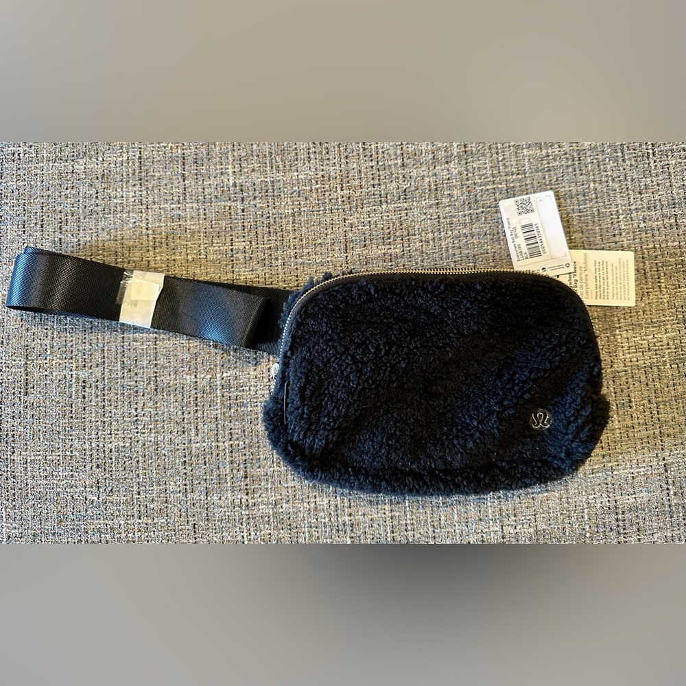 NWT Lululemon Everywhere Belt Bag Black Fleece/ Sherpa Gold Hardware!